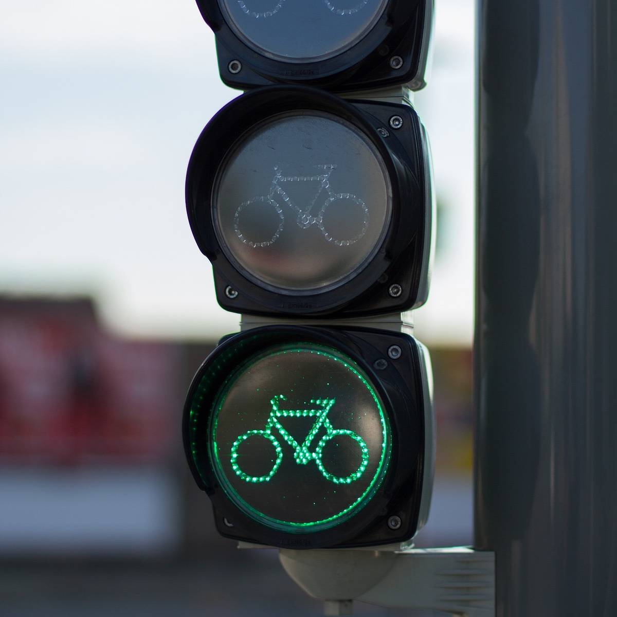 Велосипед со светофора. Светофор для велосипедистов. Умный светофор. Зеленый светофор. Светофор и велосипедная дорожка.