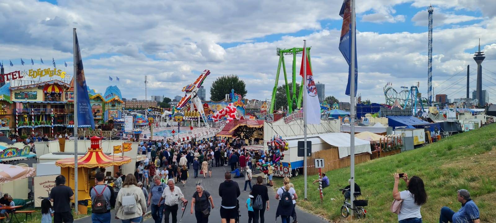 Düsseldorf: Mehrweggeschirr bei der Rheinkirmes
