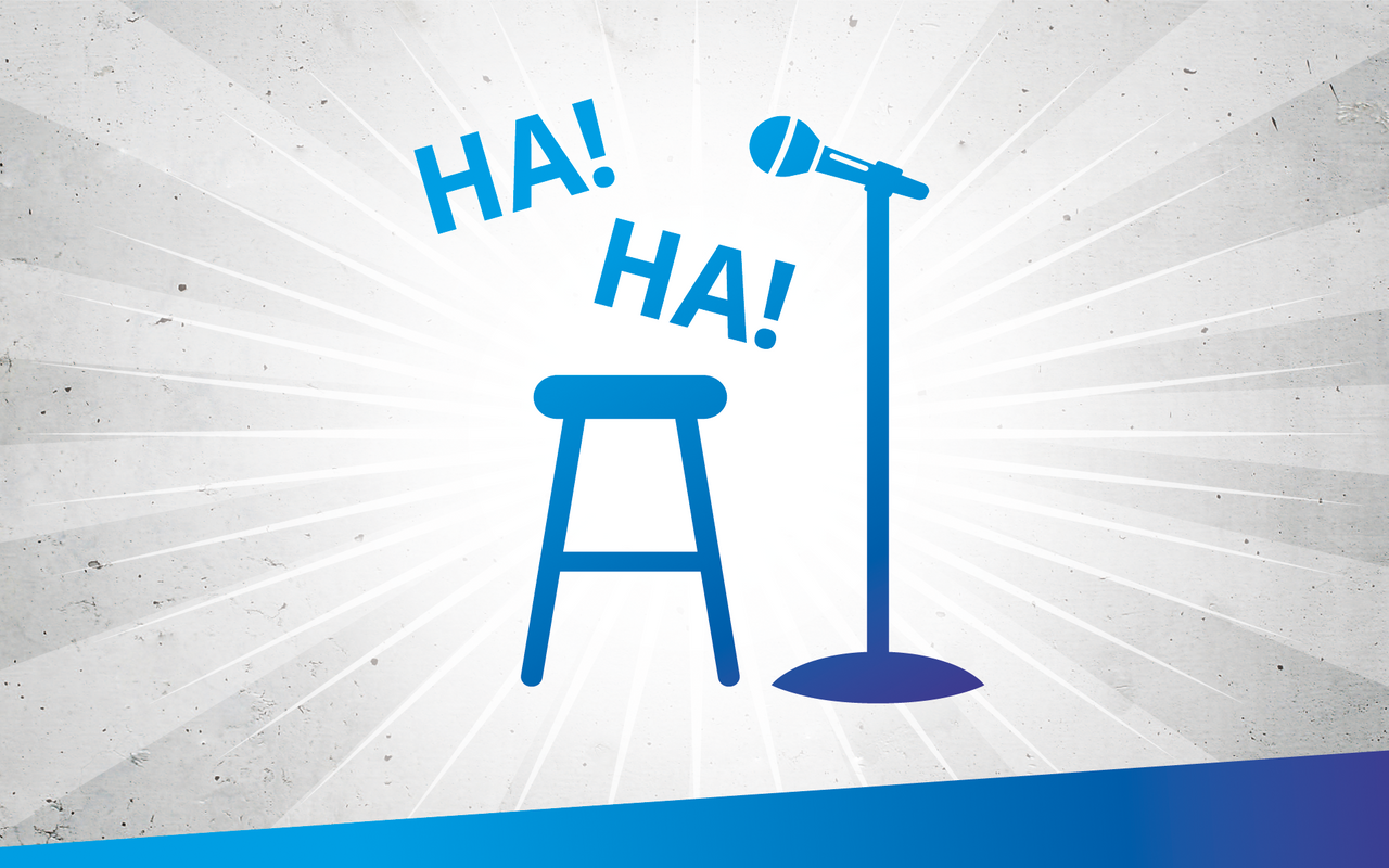 Ein Setup für einen Comedian auf der Bühne. Ein Barhocker mit einem Mikrofon - und die Wörter 