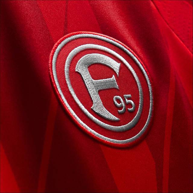Zu sehen ist das Logo von Fortuna Düsseldorf auf einem aktuellen Trikot.