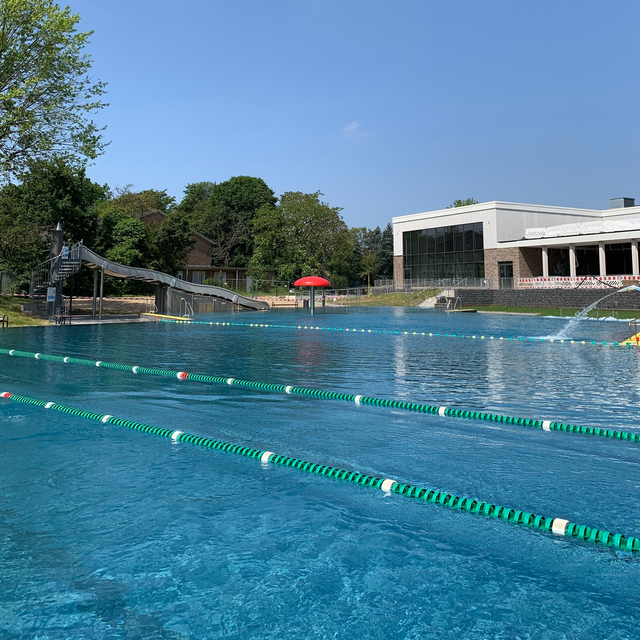 Ein Außenbecken im Freibad in Benrath.