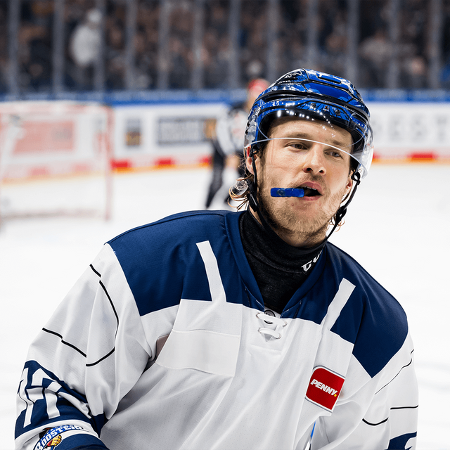 Emil Quaas ist als Spieler auf einem Eishockey-Feld.