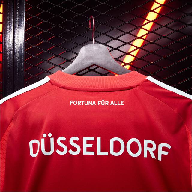 Das Heimtrikot von Fortuna Düsseldorf aus der Saison 2024/25.