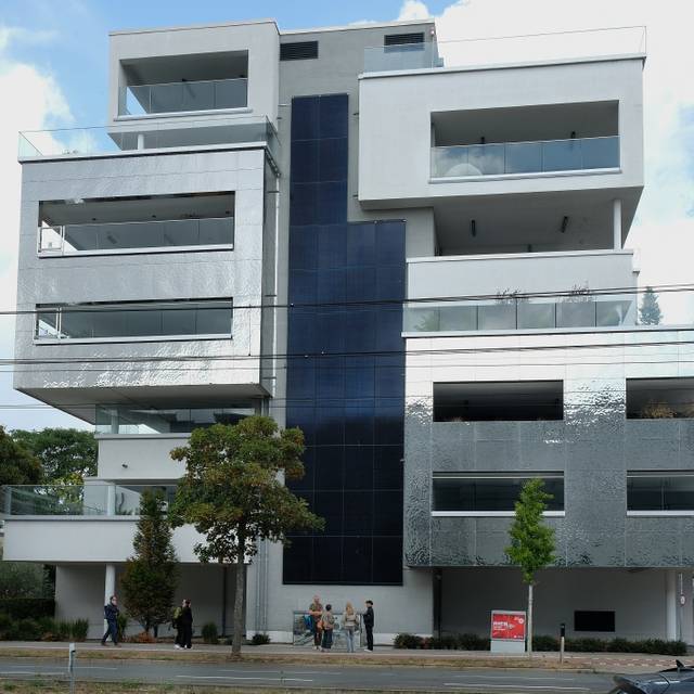 Der Hochbunker in Heerdt mit der neuen Solaranlage auf der Hausfassade