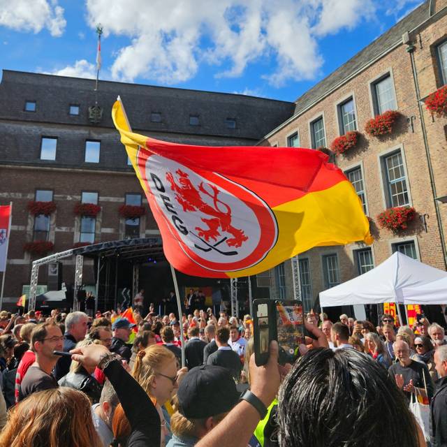 DEG-Fans feiern die Saisoneröffnung auf dem Marktplatz vor dem Düsseldorfer Rathaus.
