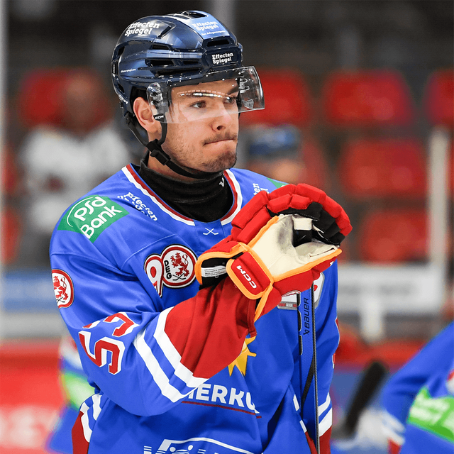 DEG-Neuzugang Simon Thiel im blauen DEG-Trikot.