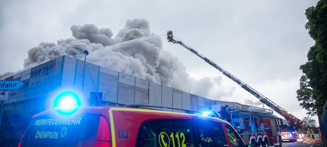 Feuerwehr löscht Brand in Krefeld