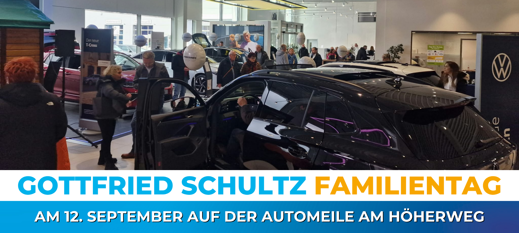 Foto aus dem Autohaus von Gottfried Schultz mit vielen Menschen, die sich Autos anschauen.