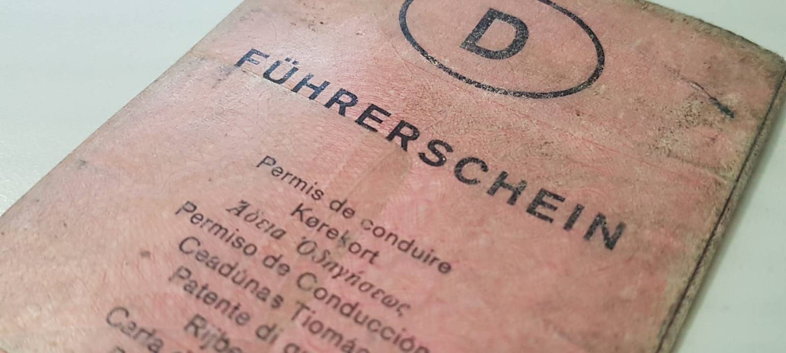 Ein Papierführerschein in rosa gehalten. Er ist etwas ausgeblichen.