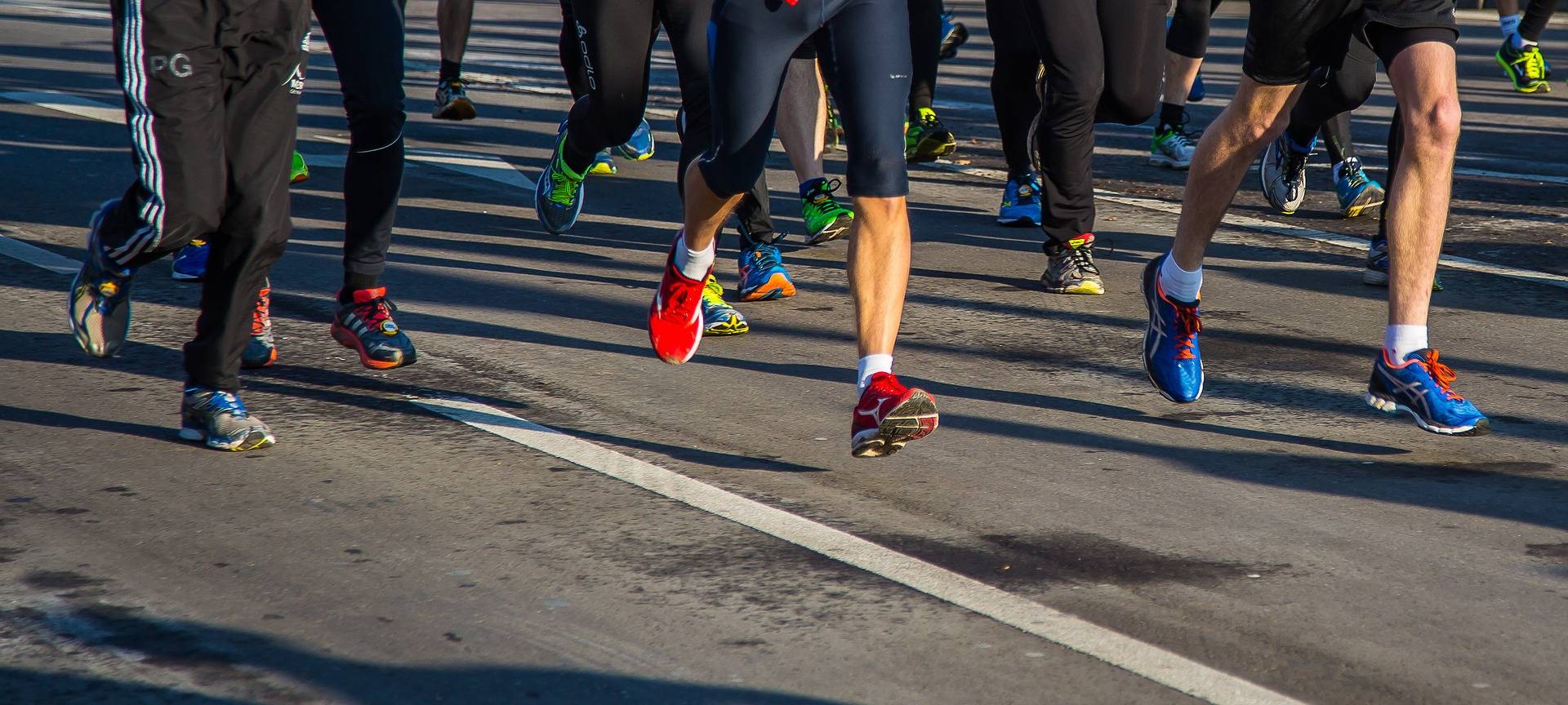 Läuferinnen und Läufer bei einer Laufveranstaltung in Düsseldorf.