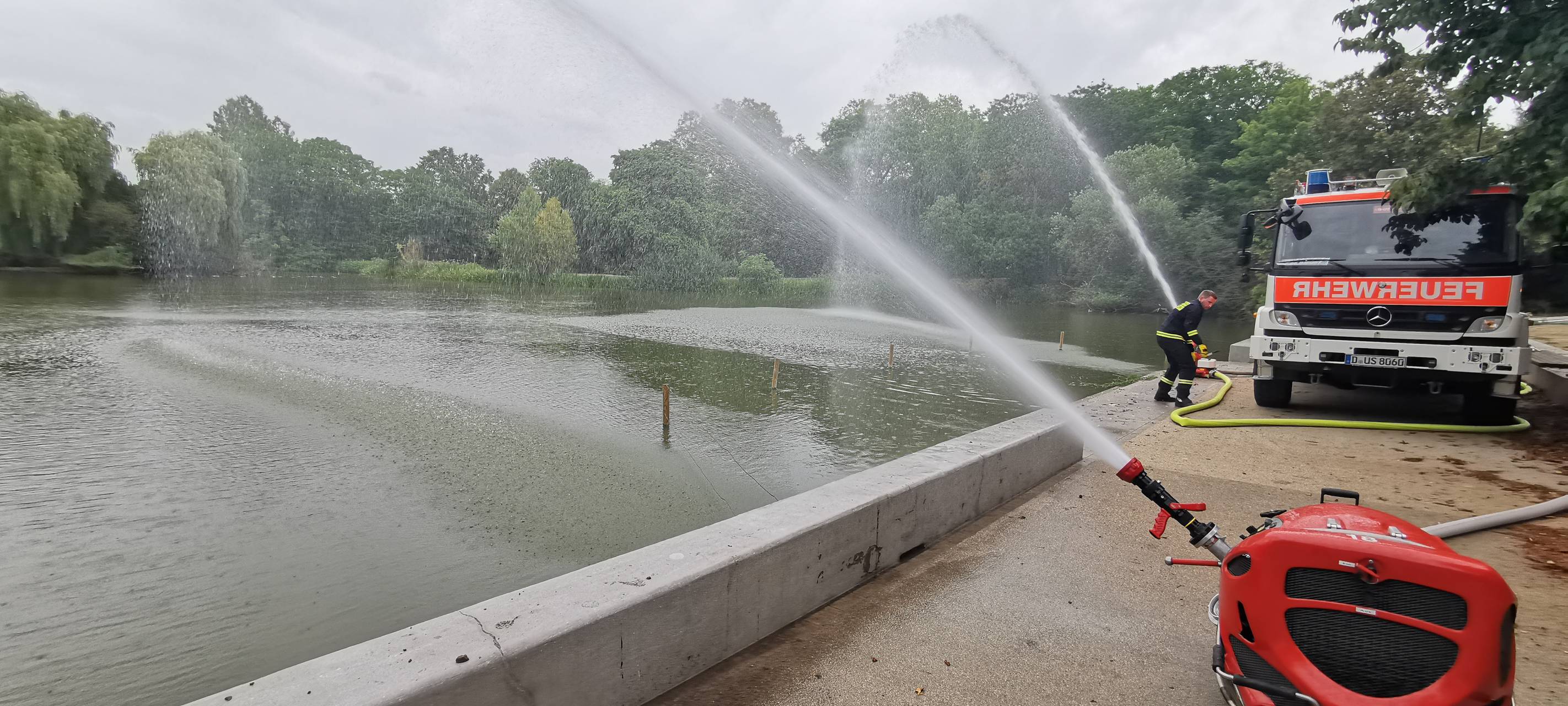 Düsseldorfer Weiher werden zusätzlich bewässert