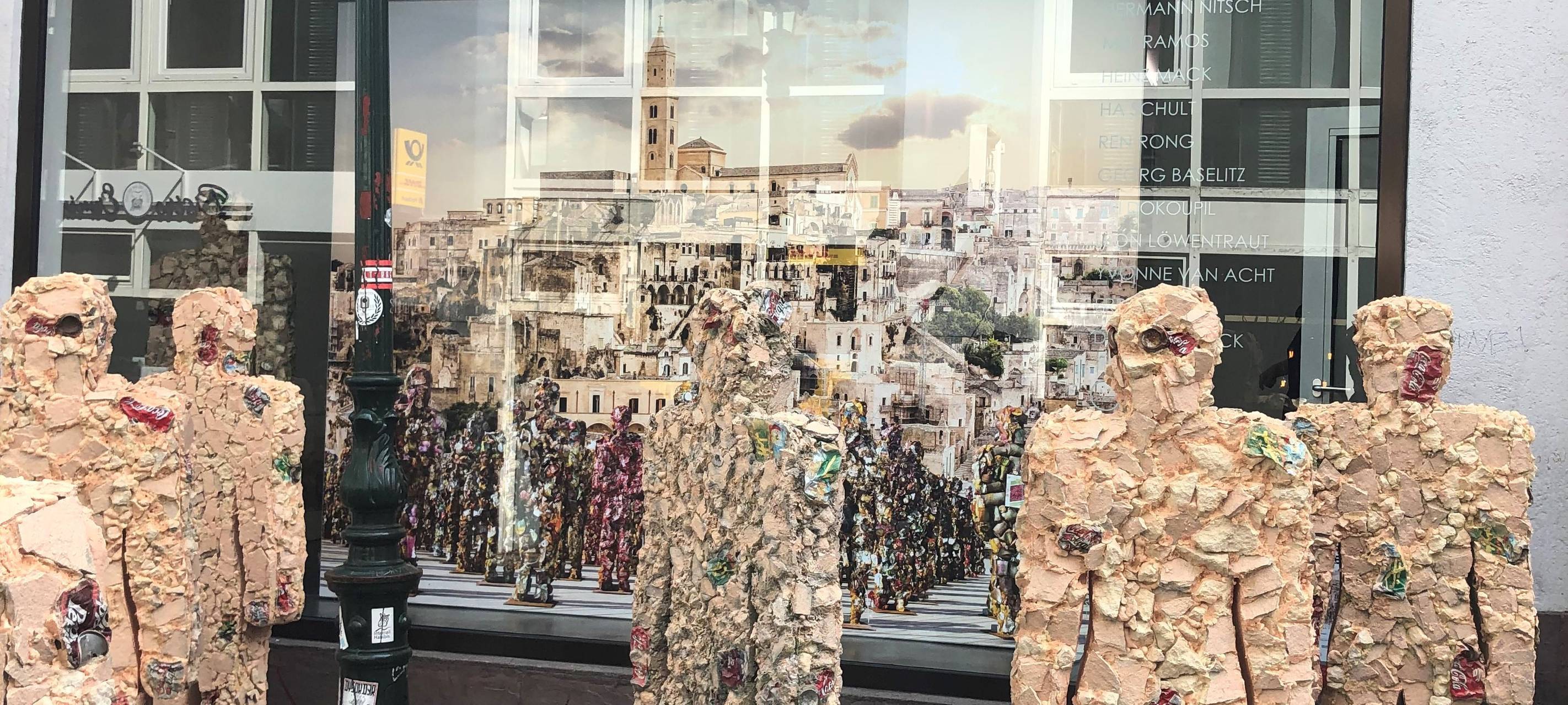 Künstler stellt Müll-Menschen in der Altstadt vor