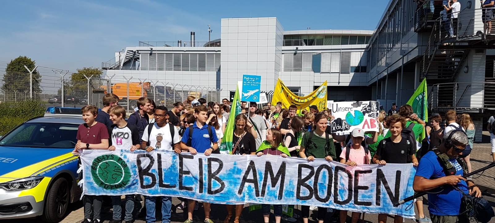 Umweltaktivisten haben am Flughafen demonstriert