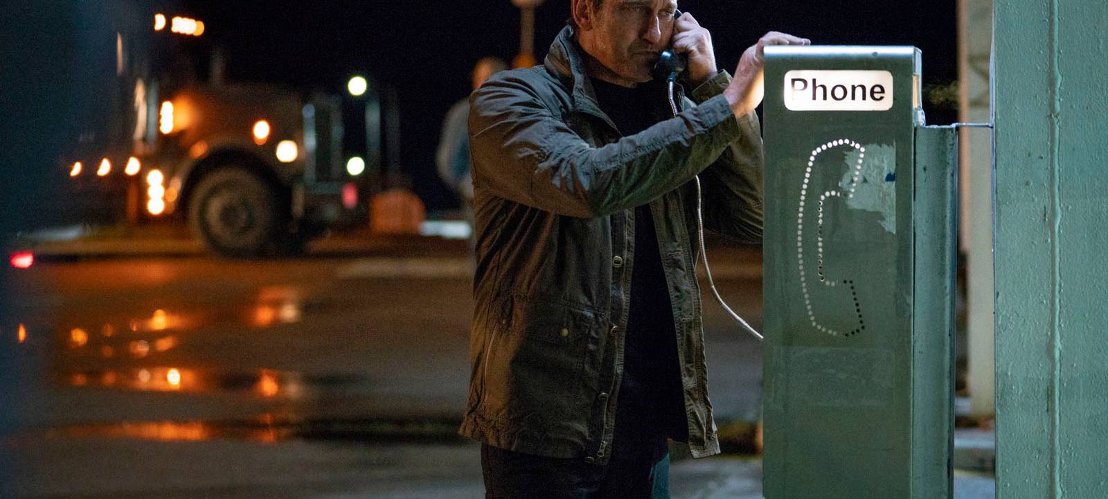 Mike telefoniert mit seiner Frau - auch sie ist in Gefahr.