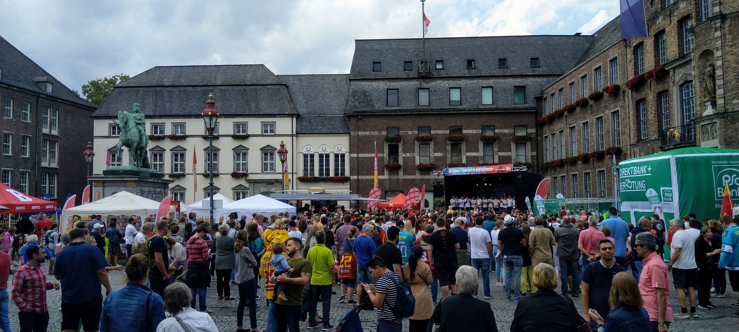 DEG feiert Saisoneröffnung vor dem Rathaus