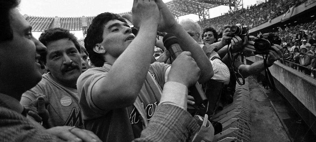 Maradona lässt sich von den Fans feiern.