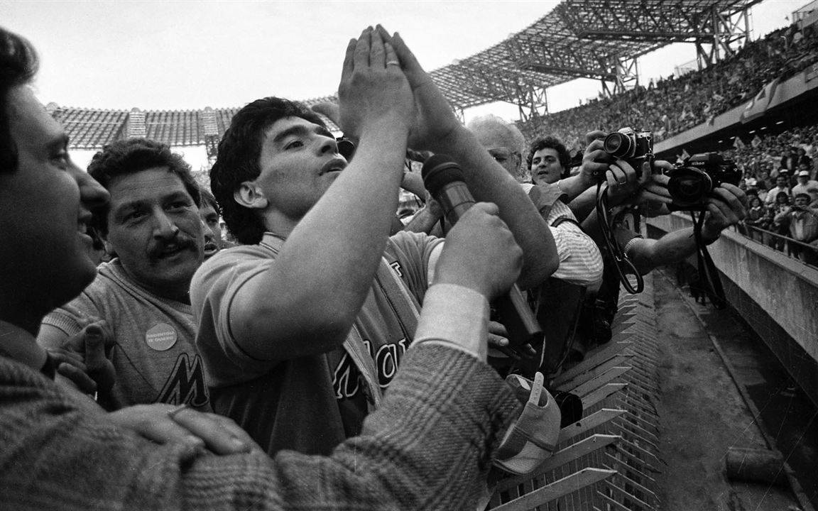 Maradona lässt sich von den Fans feiern. 