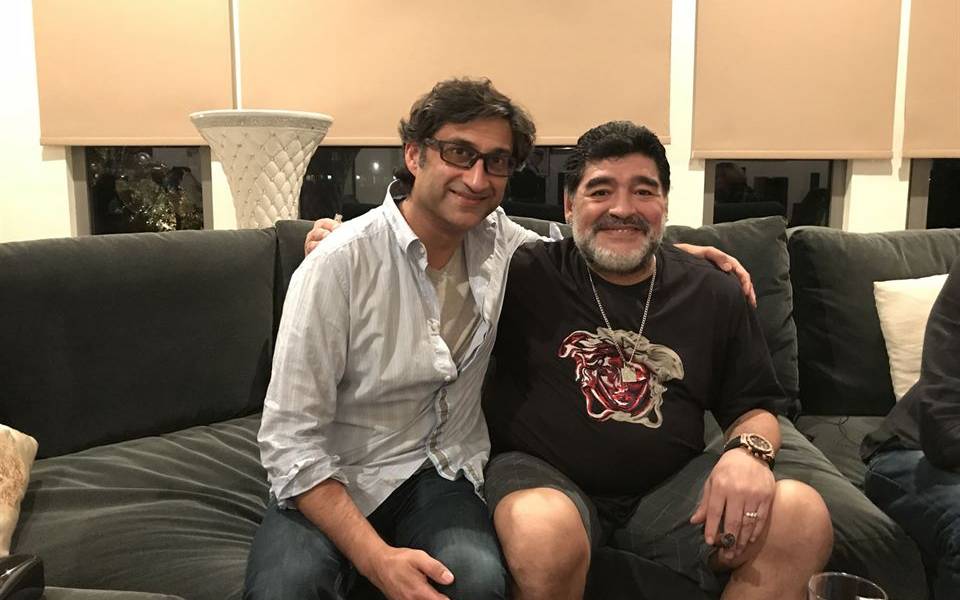 Diego Maradona mit dem Dokumentarfilmer Asif Kapadia