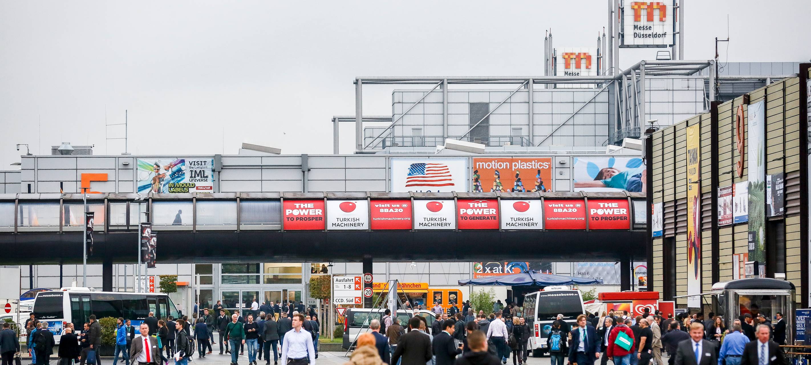 Messe Düsseldorf mit Besuchern vor dem Eingang