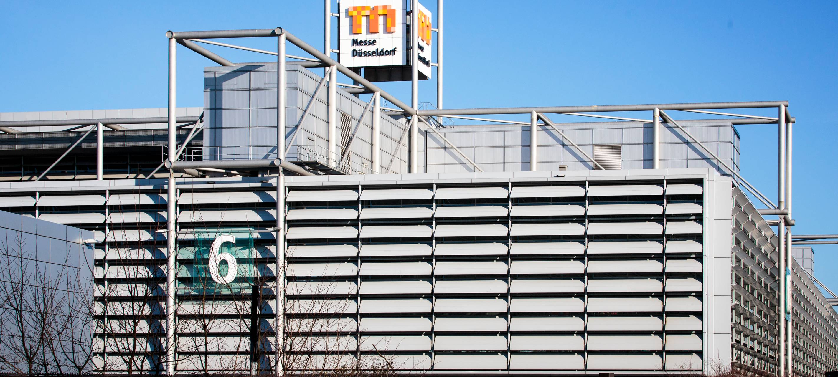 Ein Außenbild der Messehalle 6 auf dem Gelände der Düsseldorfer Messe in Stockum.