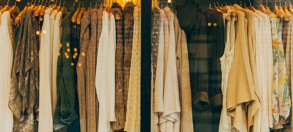 Ein Kleiderständer mit Mode, Fashion Days