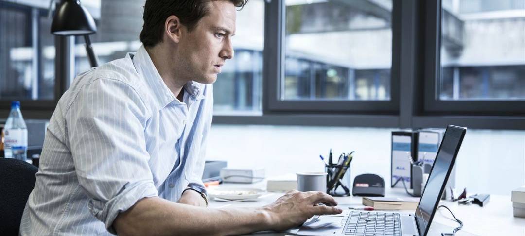 Leo sitzt am Computer.
