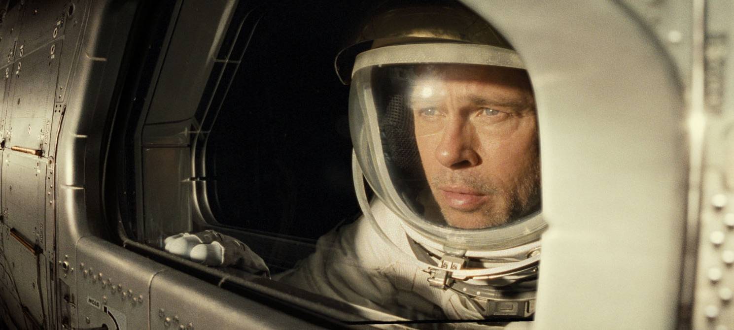 Roy schaut aus seinem Raumschiff auf die Erde.