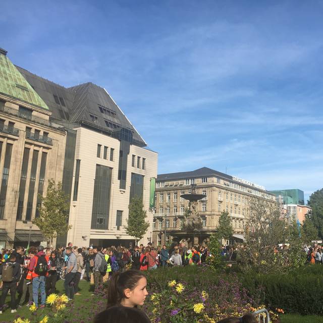 In bildern: freitag eröffnet ersten store in düsseldorf Große Demo in der Innenstadt - Antenne Düsseldorf