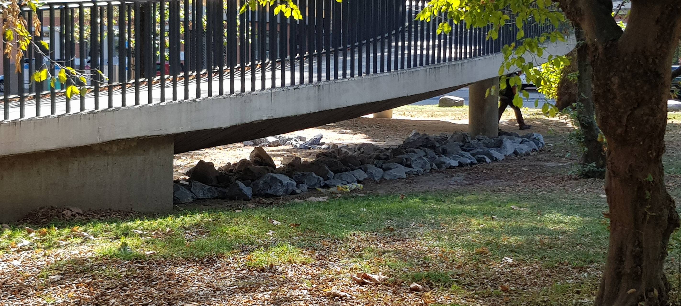 Stadt blockiert Obdachlose mit großen Steinen