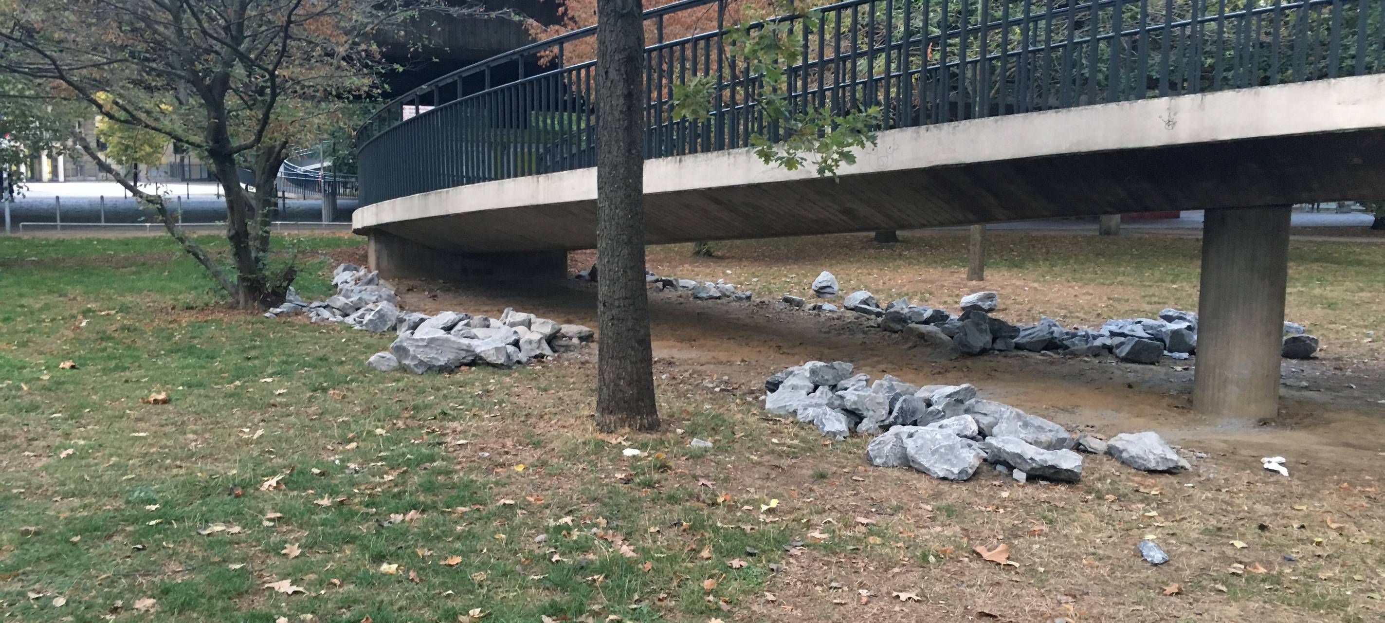 Stadt blockiert Obdachlose mit großen Steinen