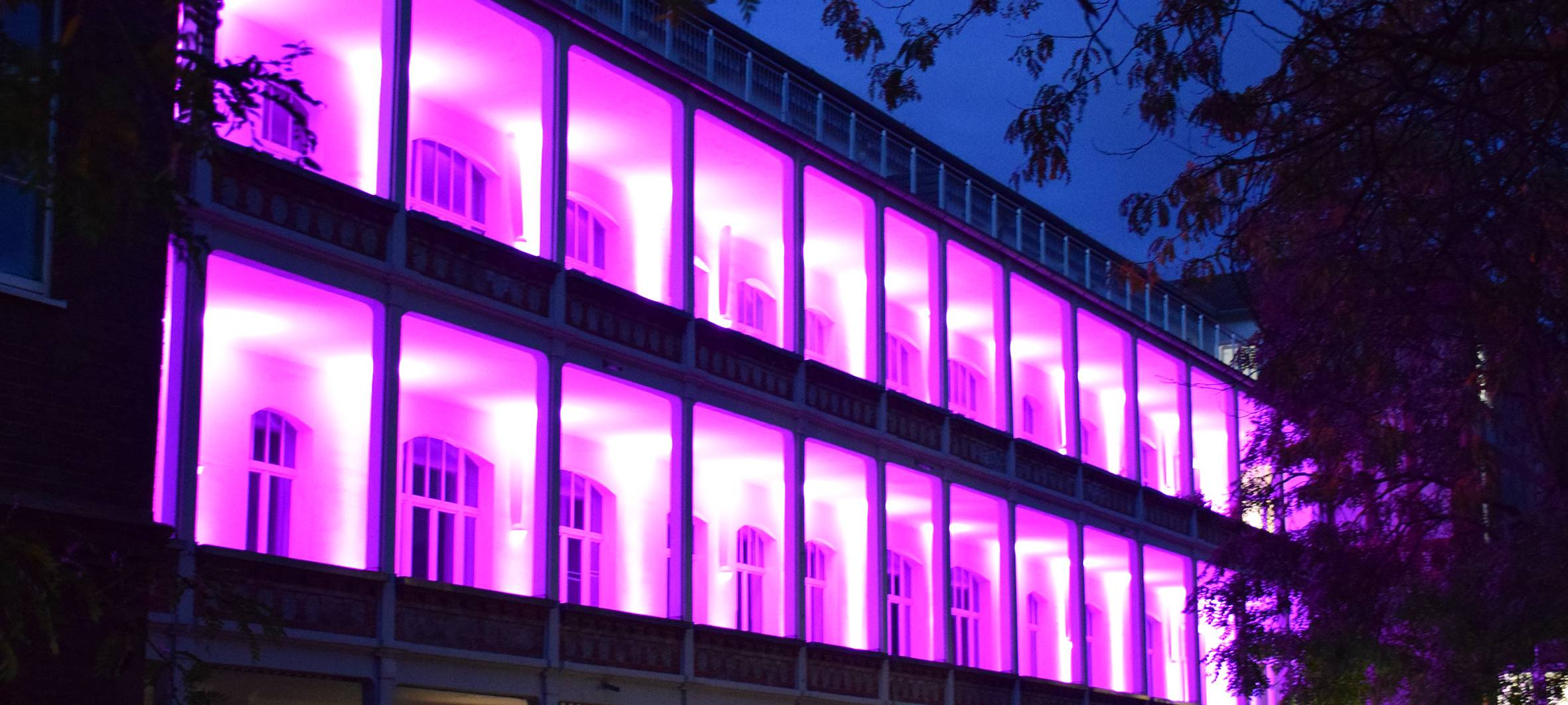 Pinkes Zeichen gegen Brustkrebs