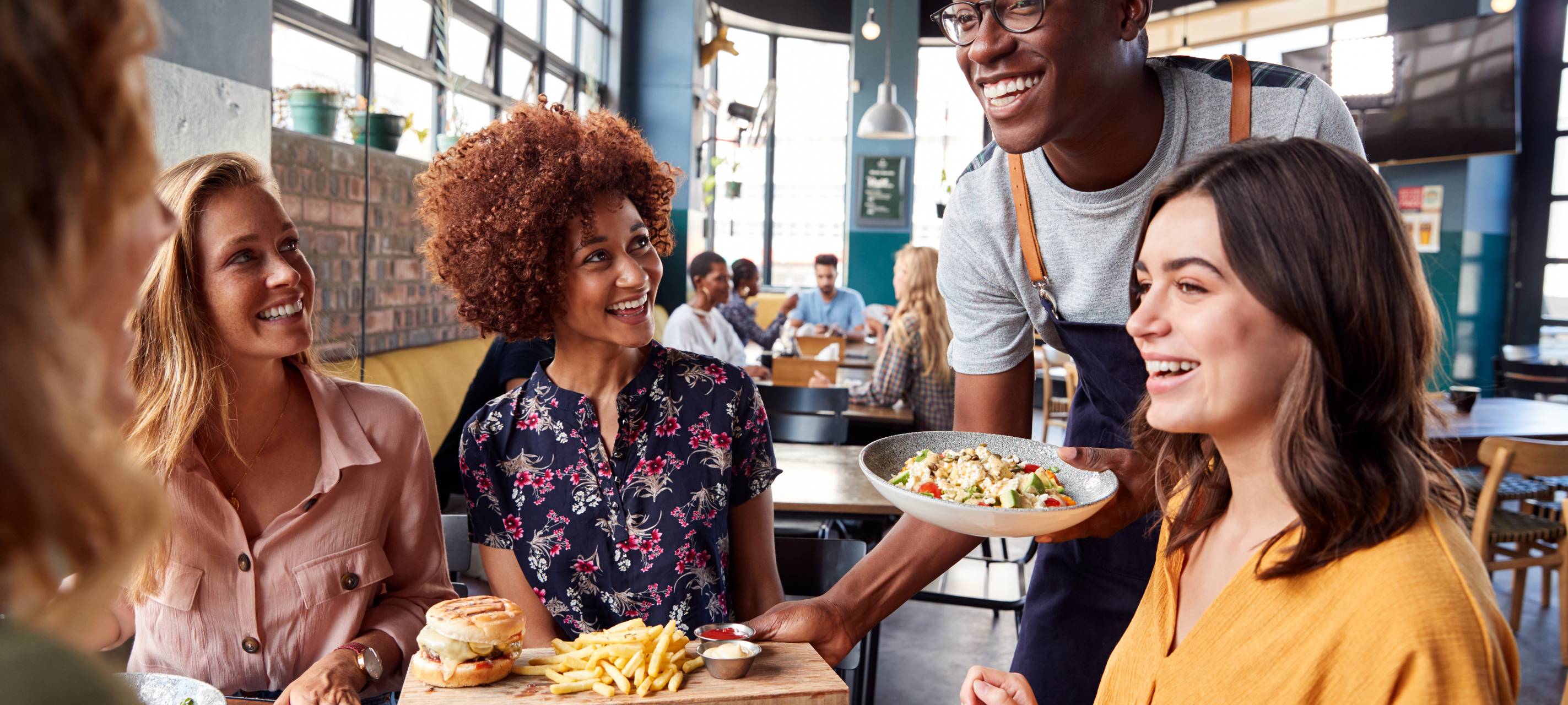 Restaurantbesuch mit Freunden