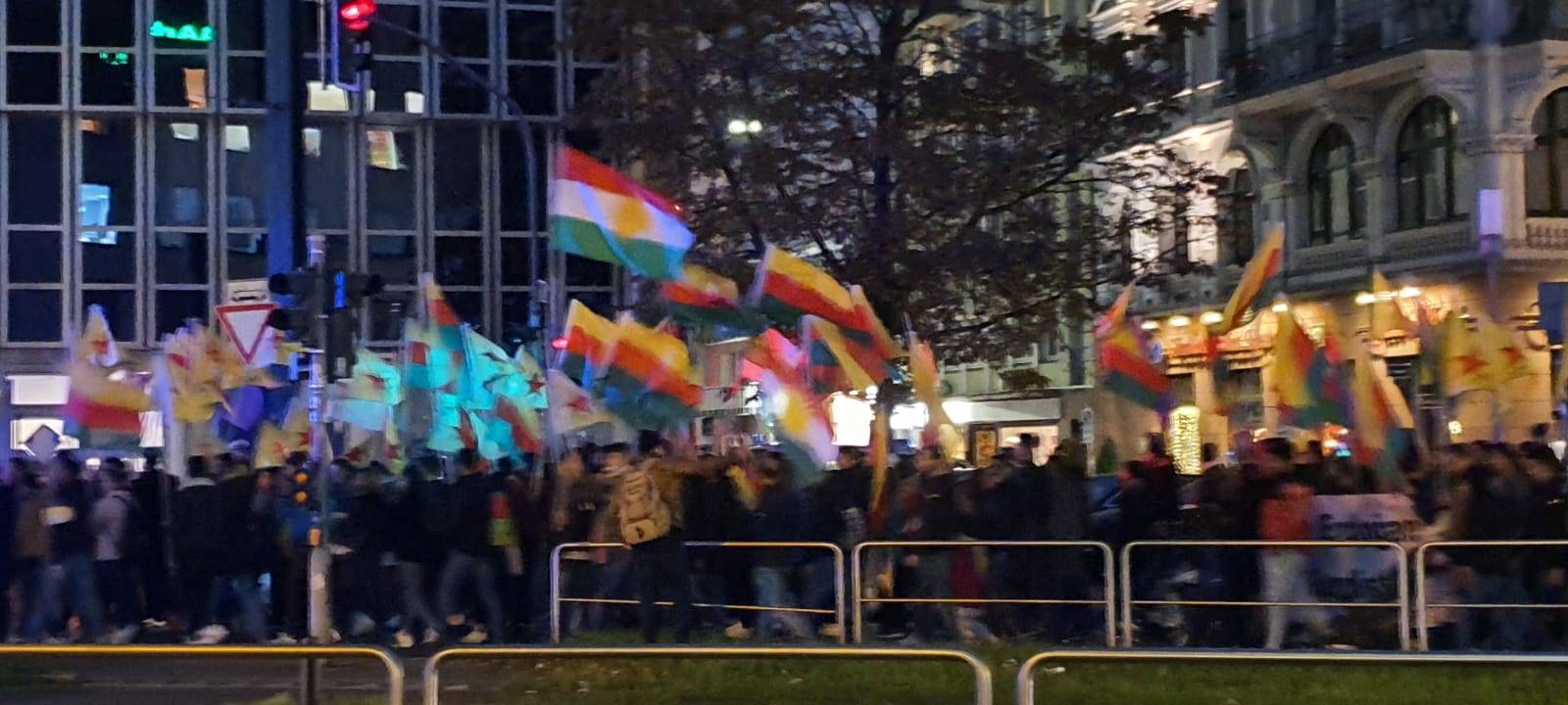 Kurden demonstrieren in Düsseldorf