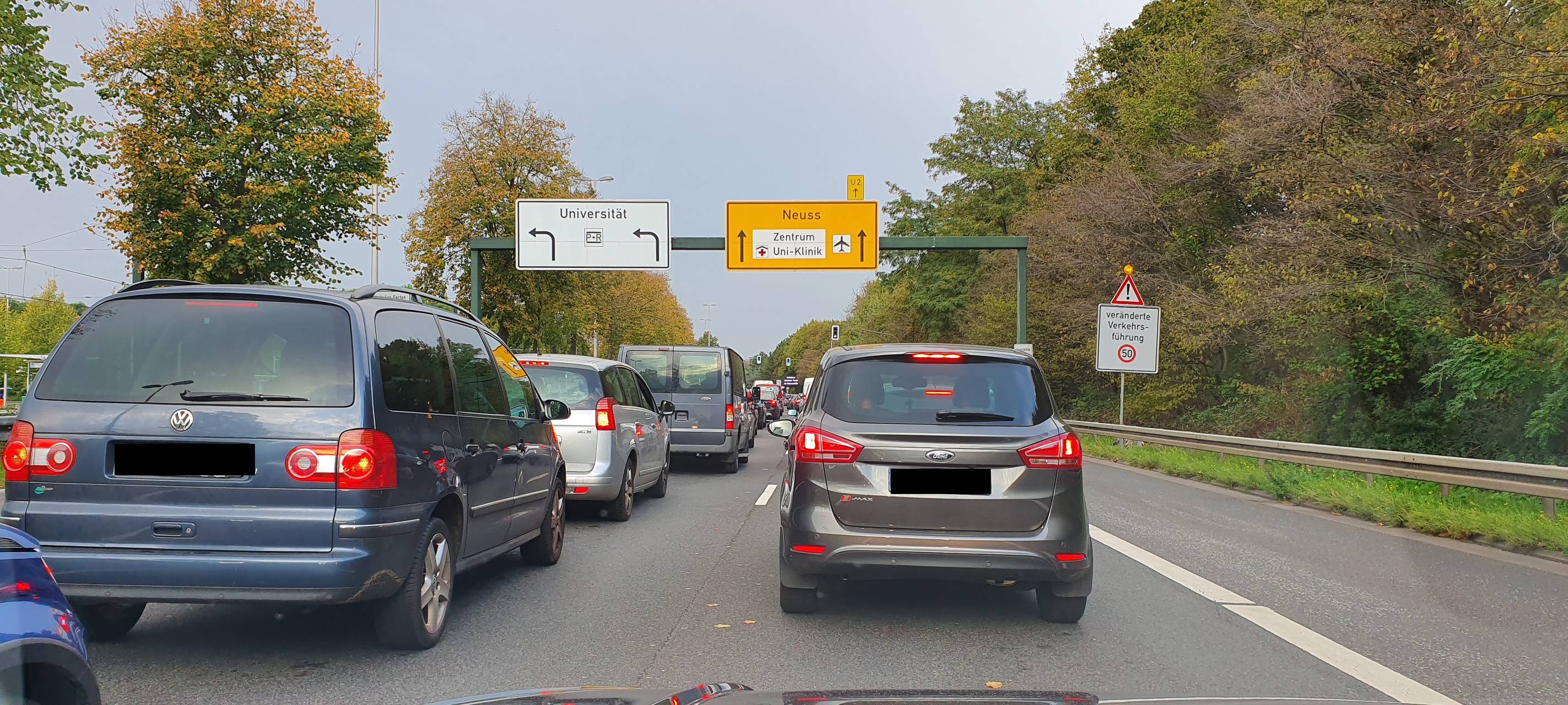 Stau vor der Umweltspur auf der Werstener Straße.