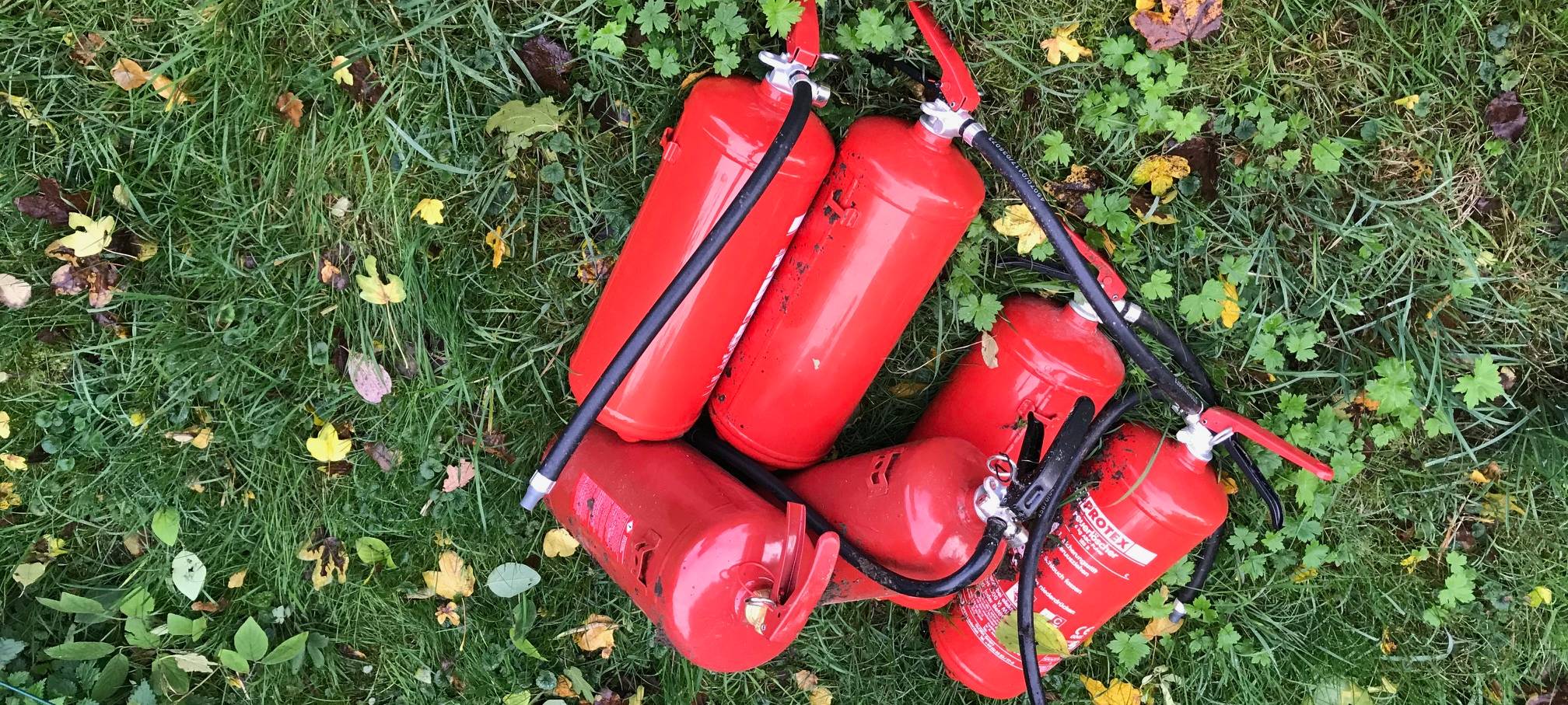 Feuerlöscher illegal in Lörick entsorgt