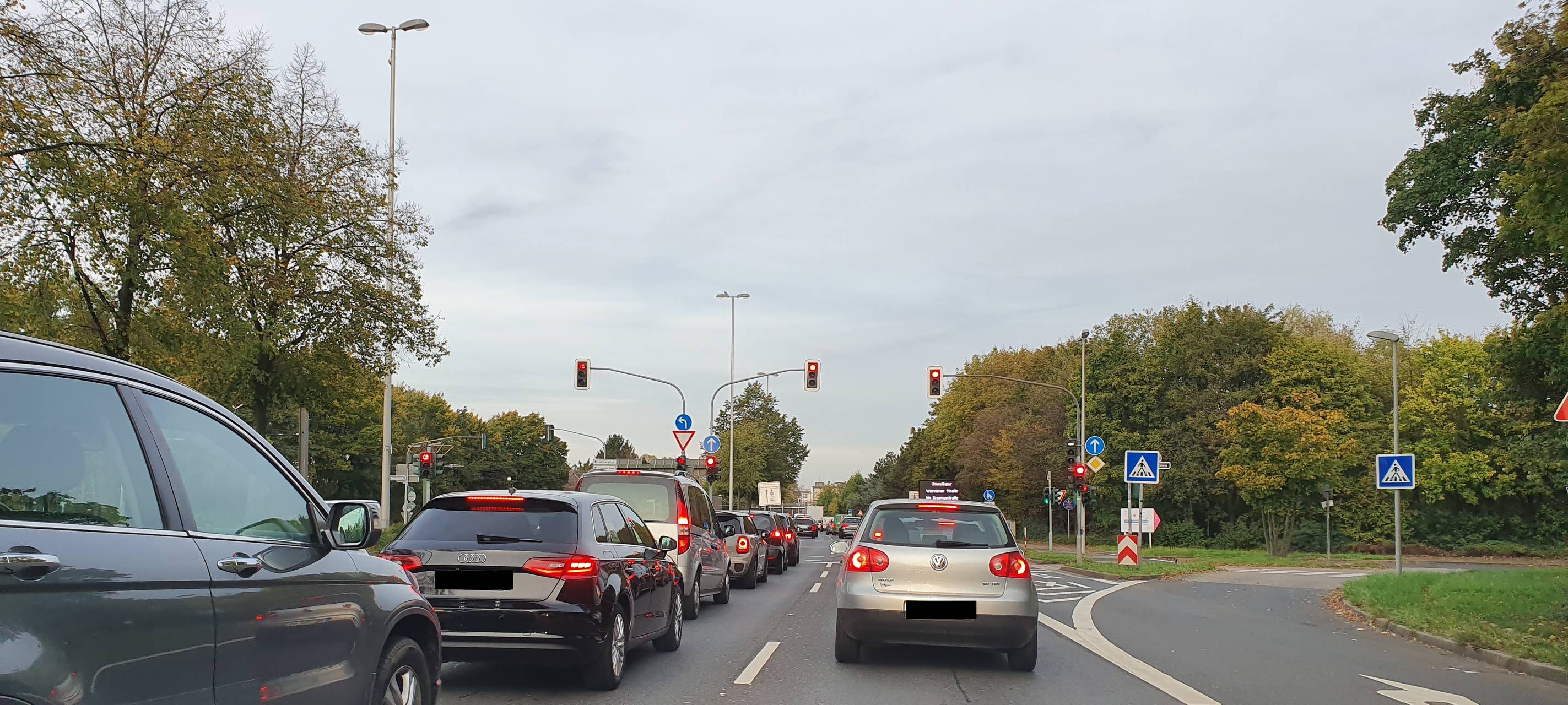 Stau auf der Umweltspur auf der Werstener Straße.