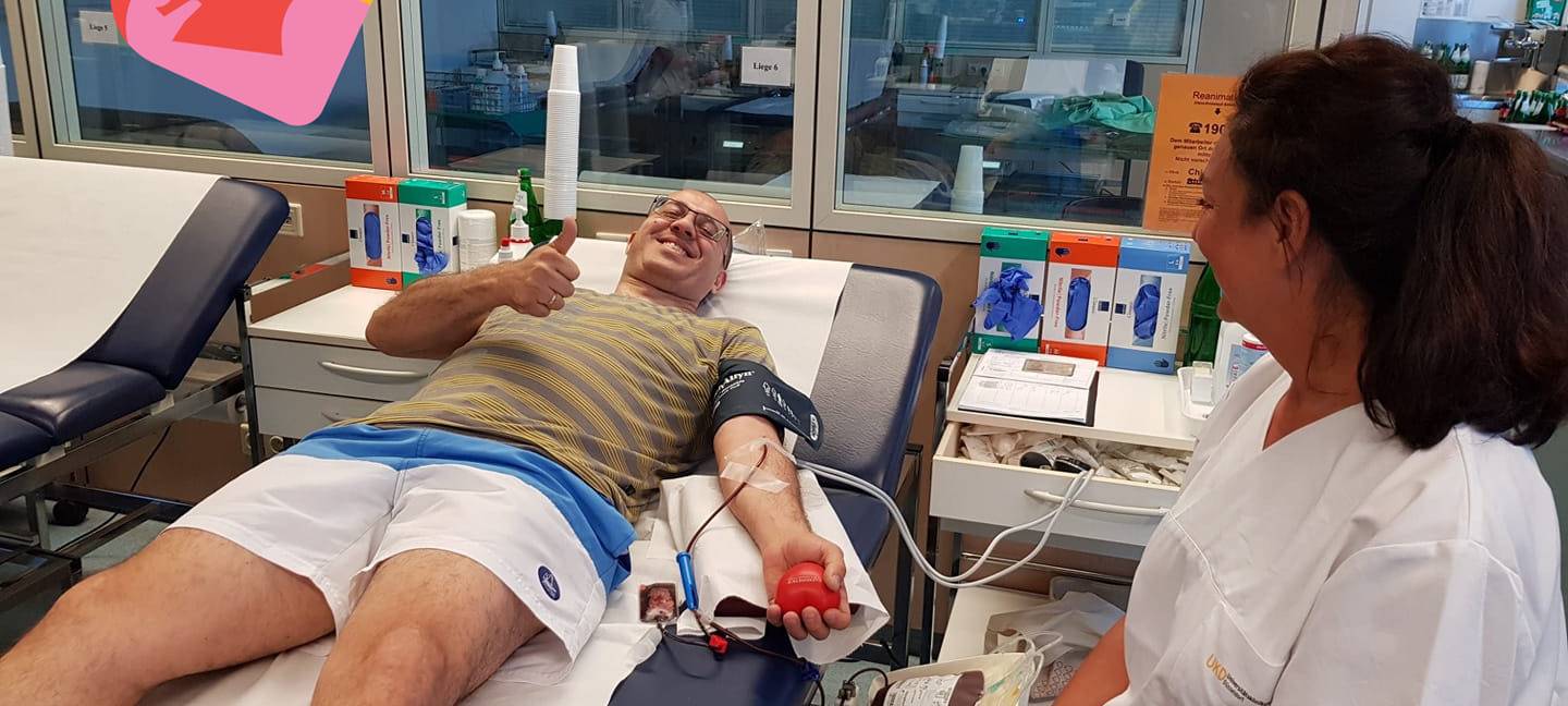 Ein Blutspender, der beim Blutspendetag von Antenne Düsseldorf in der Uni-Klinik Blut spendet.