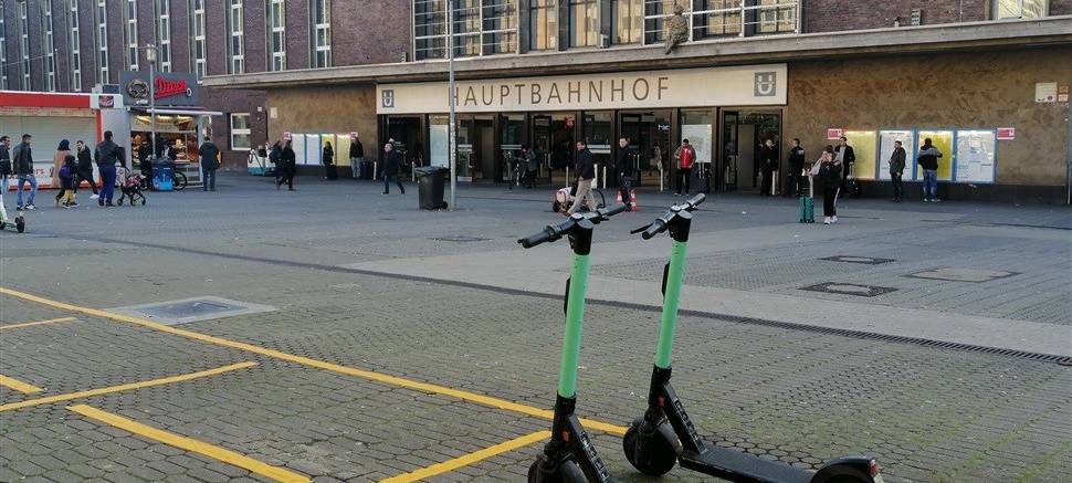 Ein Blick auf den Konrad-Adenauer-Platz, im Vordergrund stehen zwei E-Scooter
