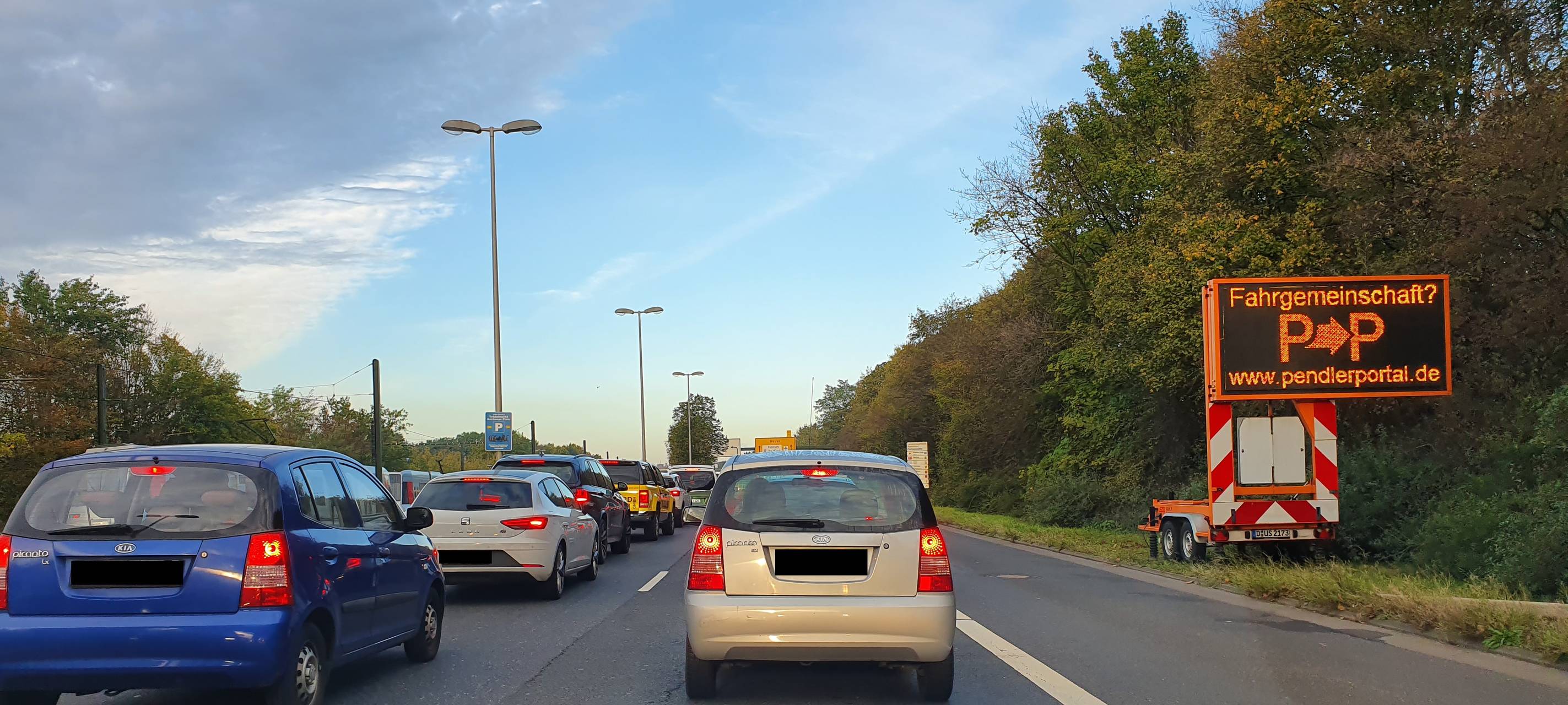 Autos stehen auf der Werstener Straße im Stau.
