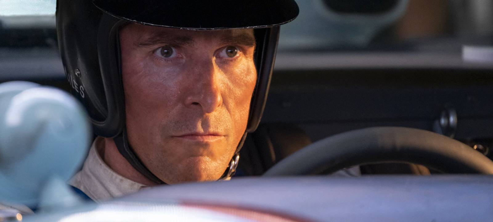 Ken Miles in seinem Rennauto.