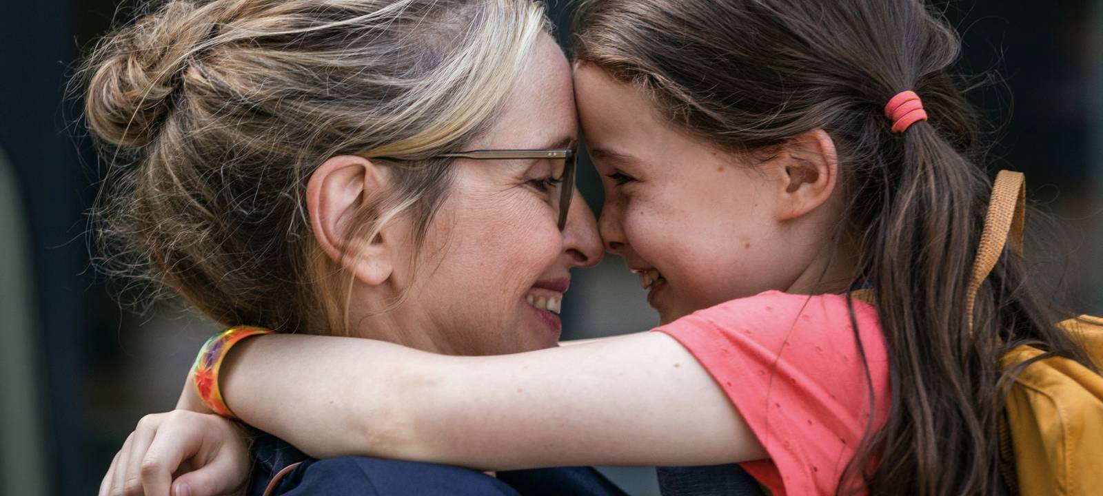 Zoe auf dem Arm ihrer Mutter.