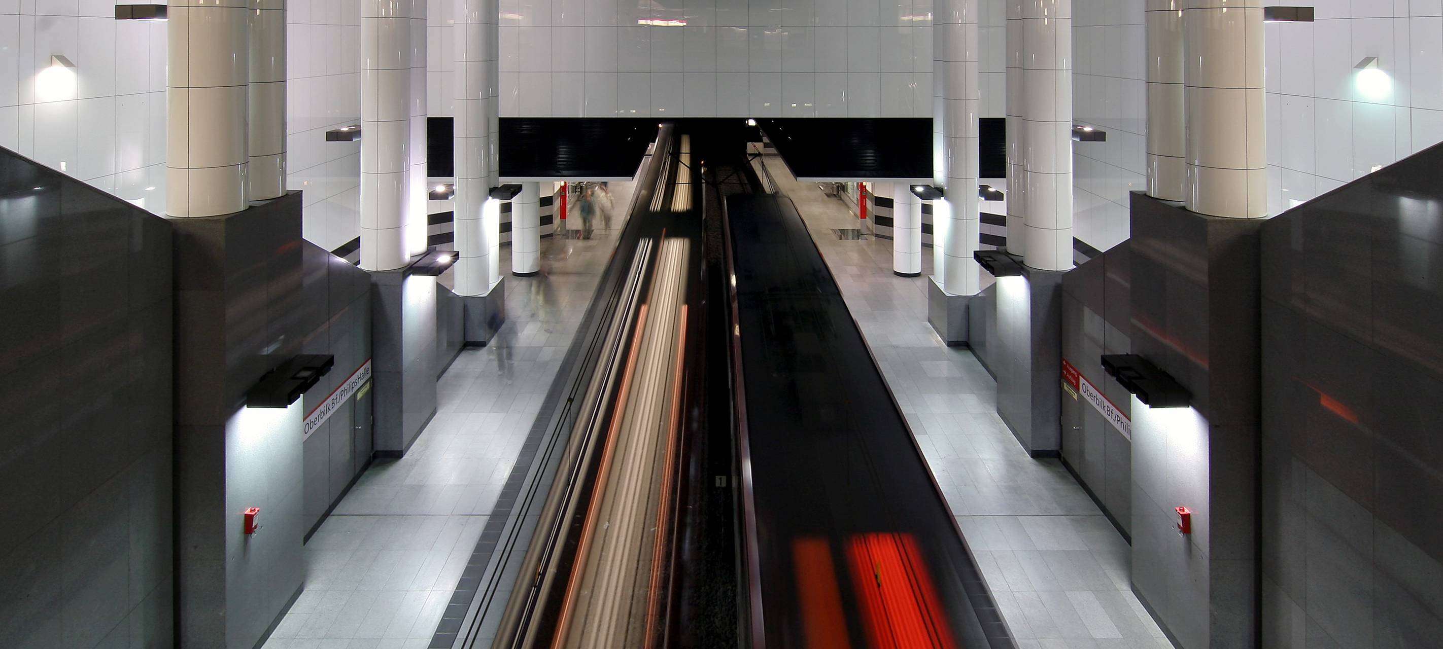 Die U-Bahn-Station Oberbilk der Rheinbahn. Die Bahnsteige sind leer.