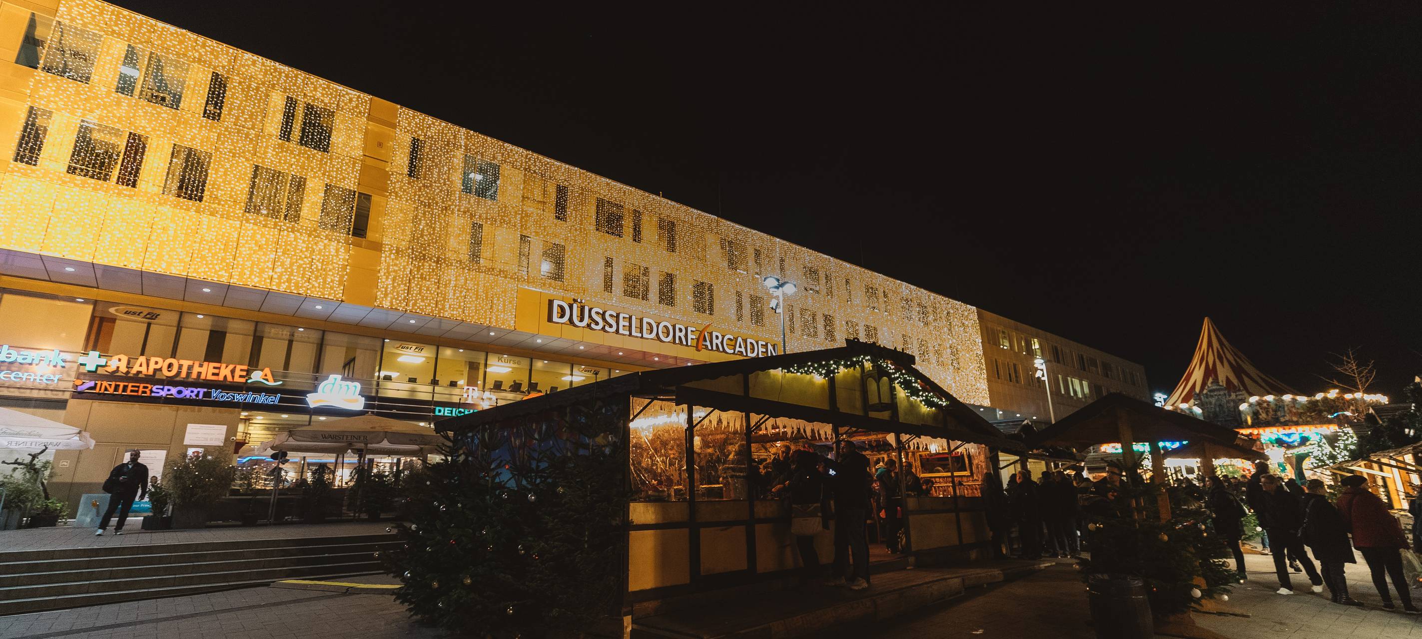 Stadtteil-Weihnachtsmärkte: Der Weihnachtsmarkt vor den Düsseldorf Arcaden.