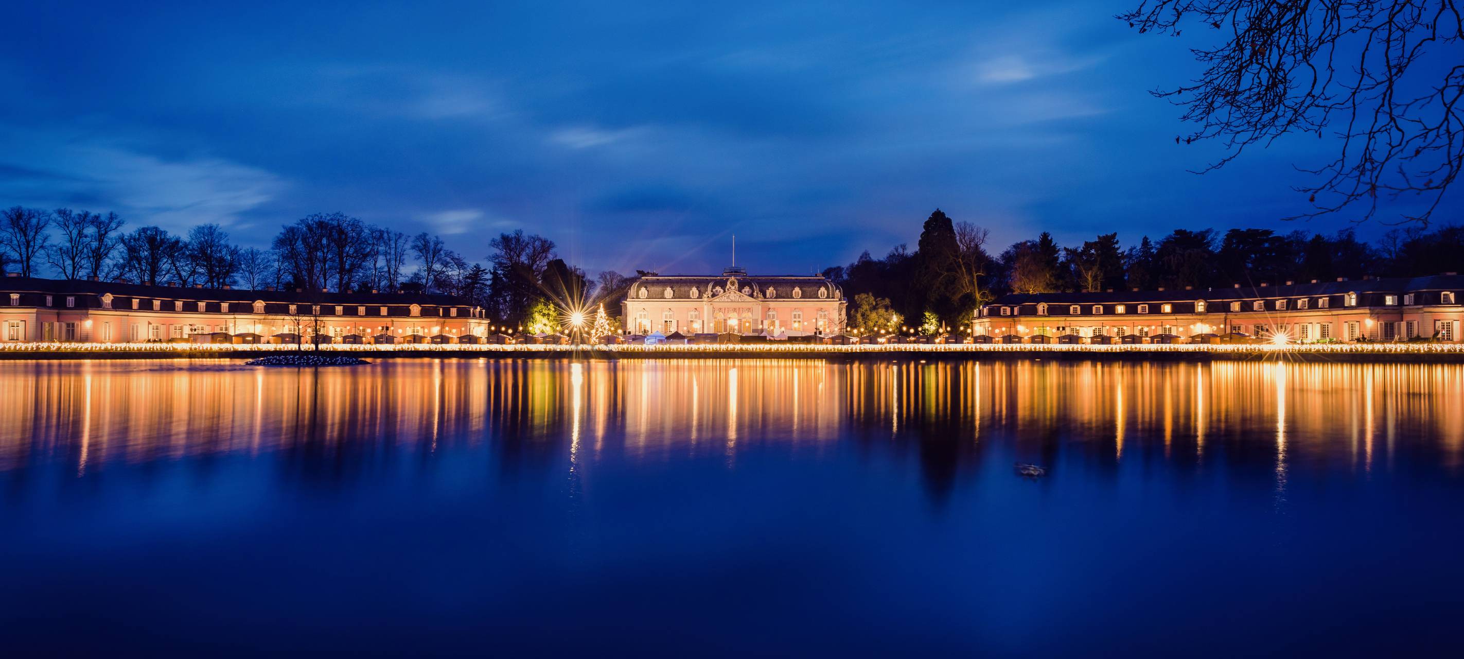 Der Blick auf den Weihnachtsmarkt vor dem Benrather Schloss.