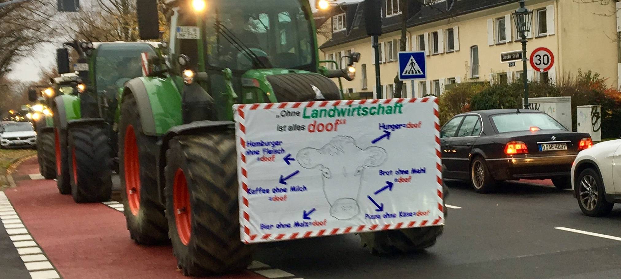 Traktor-Demo im Berufsverkehr