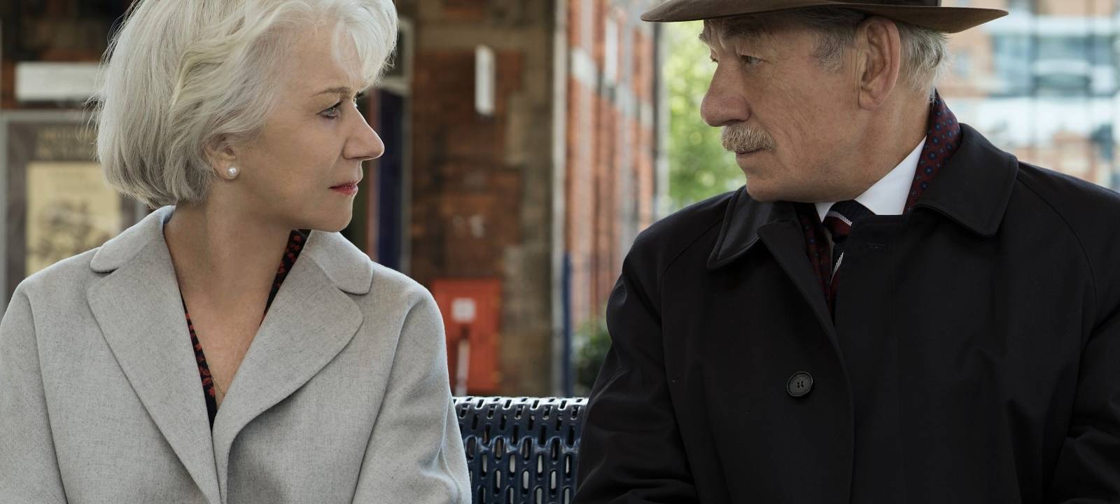 Roy und Betty kommen sich näher.