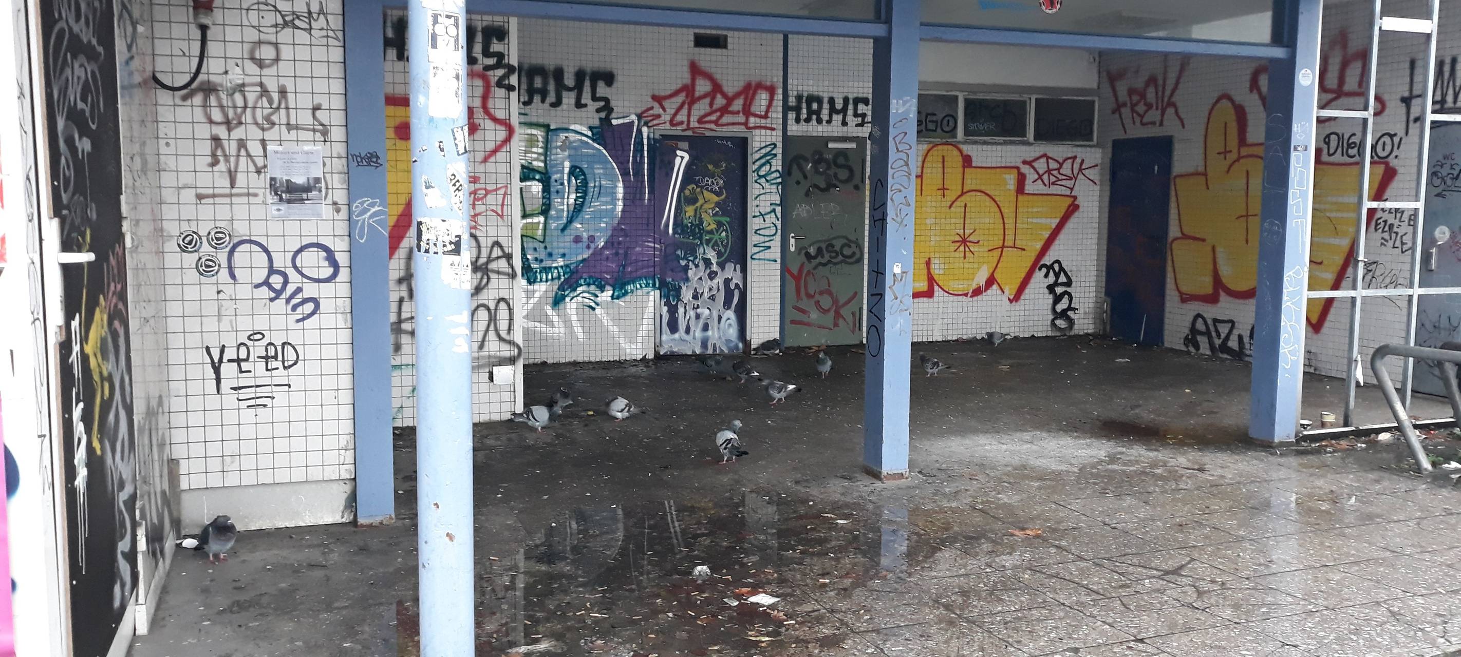 S-Bahnhof Wehrhahn an der Grafenberger Allee. Der Eingang wird abgerissen und bis 2026 neu gebaut.