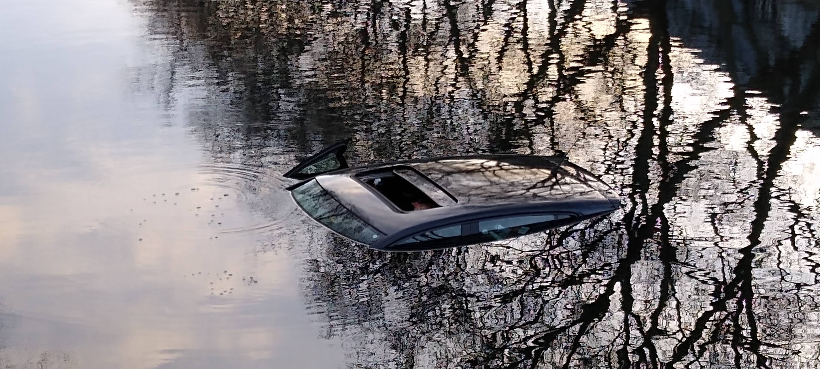 Auto landet im Kö-Graben - Großeinsatz für die Feuerwehr!