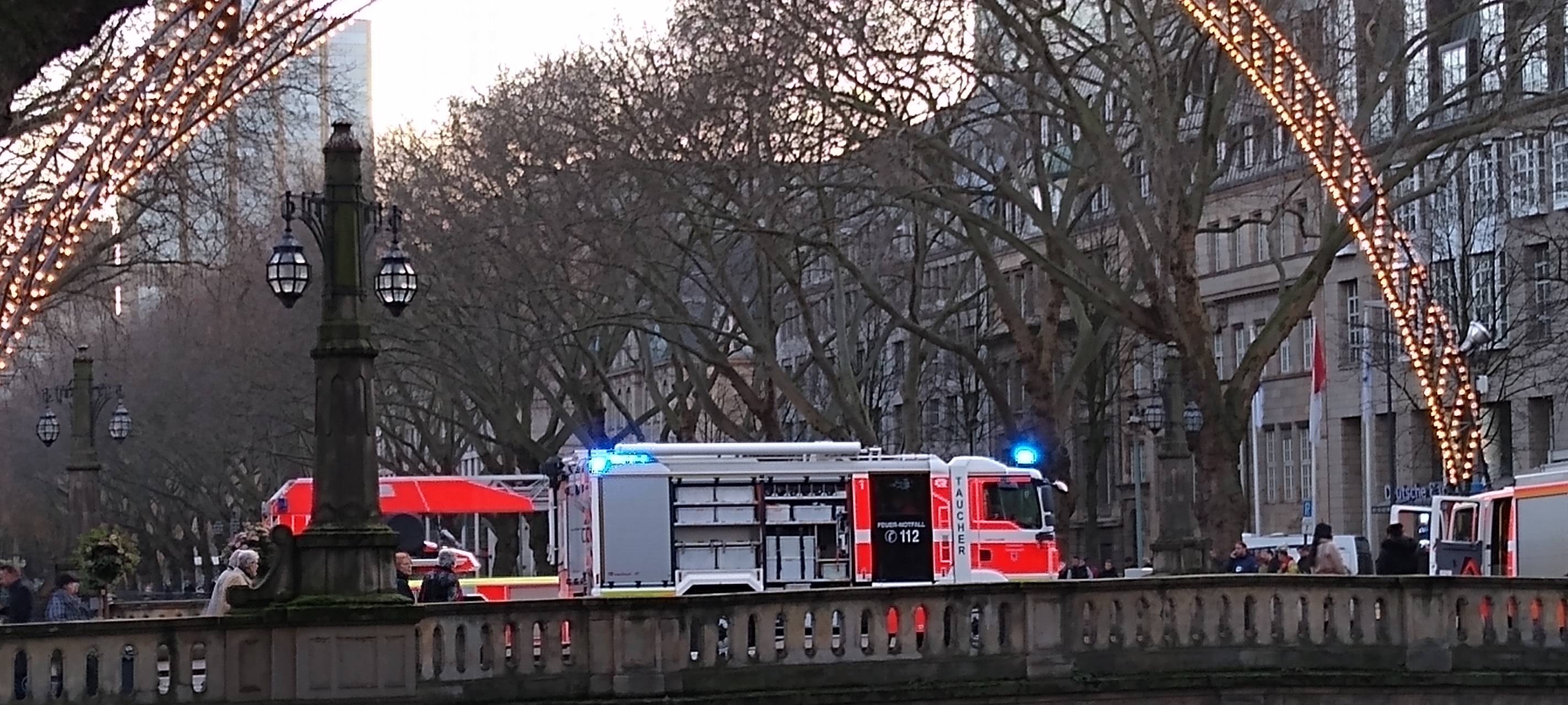 Auto landet im Kö-Graben - Großeinsatz für die Feuerwehr!