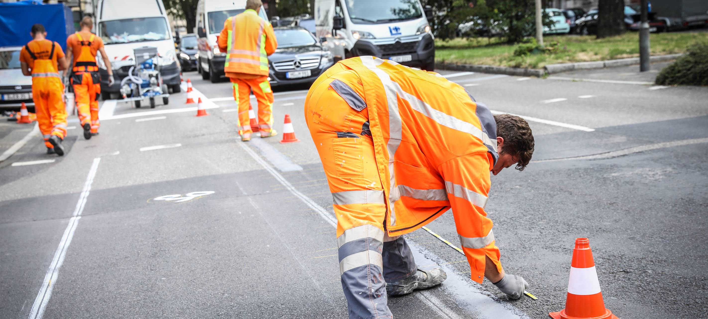 Ein Fahrradweg wird aufgemalt